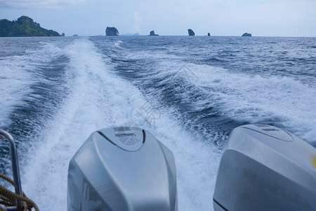 平静的运动快速洗船道具在蓝海中白醒快速地图片