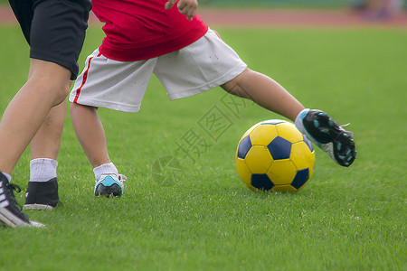 播放器孩子们的腿踢足球竞赛游戏图片
