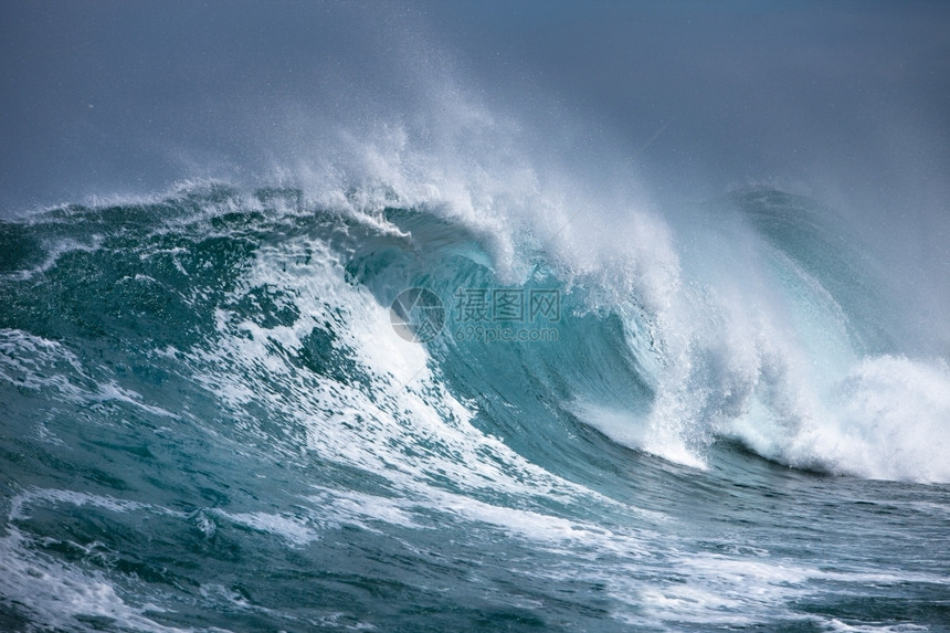 海洋波浪强大的碰撞力量图片