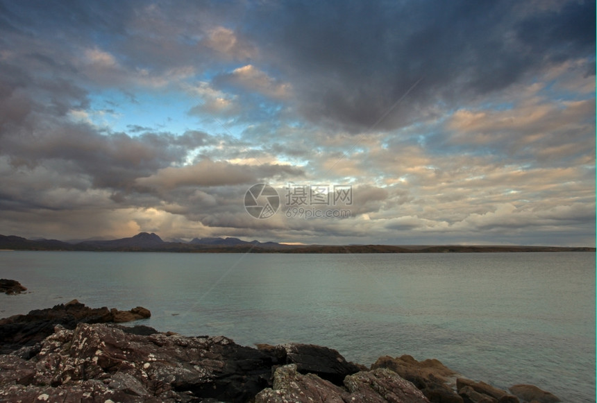 水Gailoch半岛海滩仰望天空岛多岩石的景观图片