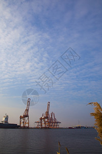 加载201年月日荷兰阿姆斯特丹蓝天起重机和船舶在港口的天空线造船终端货物高清图片素材
