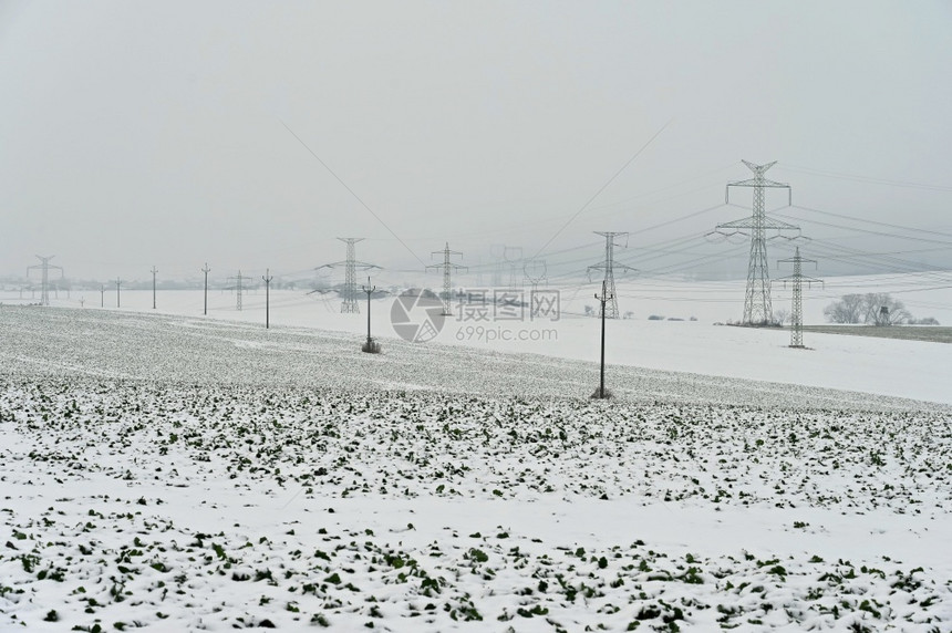 技术行业建造冬季风景中的高电压塔冬季雪价昂贵的供暖以及欧洲电价不断上涨等情况图片