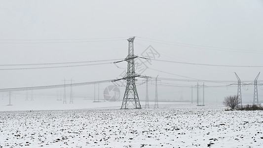 团价冬季风景中的高电压塔冬季雪价昂贵的供暖以及欧洲电价不断上涨等情况技术网络危险的背景