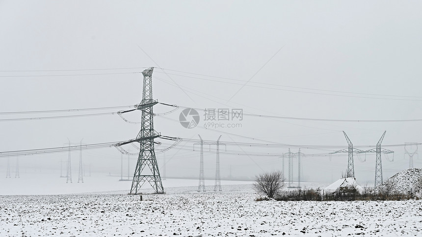 力量工程冬季风景中的高电压塔冬季雪价昂贵的供暖以及欧洲电价不断上涨等情况工业的图片