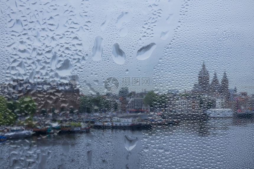 船建造荷兰的阿姆斯特丹全景从高处雨季天气到阿姆斯特丹全景透过一个有雨滴的窗口通过雨透视阿姆斯特丹全景房屋图片