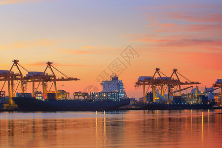 河贸易船厂面对太阳升起时多彩的集装箱轮船停靠场kloungtuey港口bangkokthailand码头高清图片素材