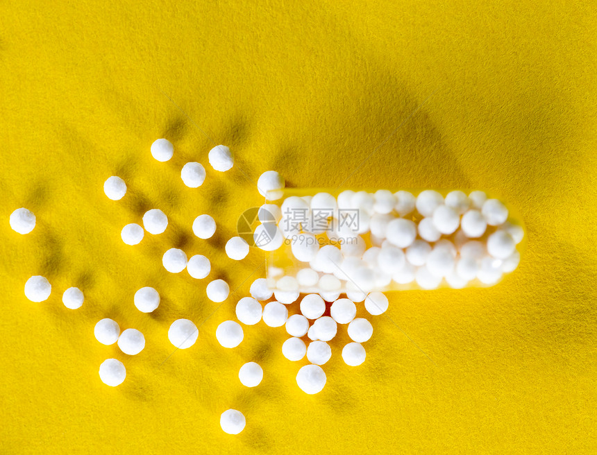 一种由大量小药球组成的片黄纸背景上的破碎药片剪切A类药片和A麻醉剂小球图片
