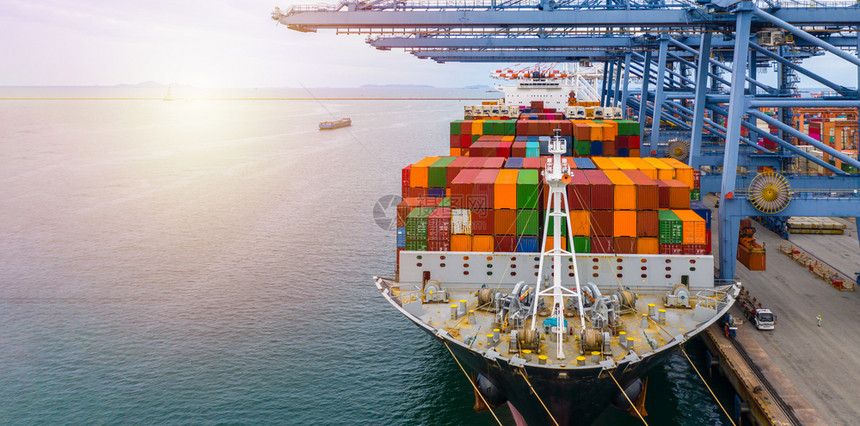货运拖船集装箱舶码头在工业港卸载和装集箱船舶起重机以及装有集箱的港口洪图片