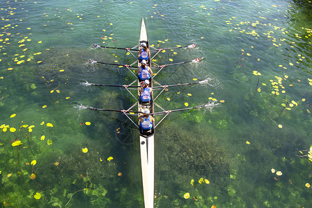 绿湖上四轮排行队的女人数团合作训练船背景图片