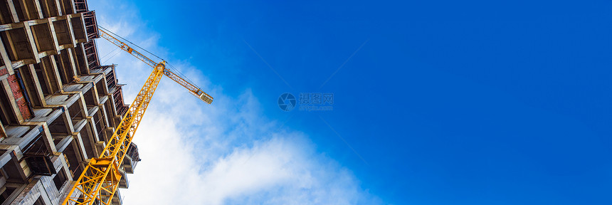背景蓝天上的建筑工地和黄色起重机全景模拟型外部的财产商业图片