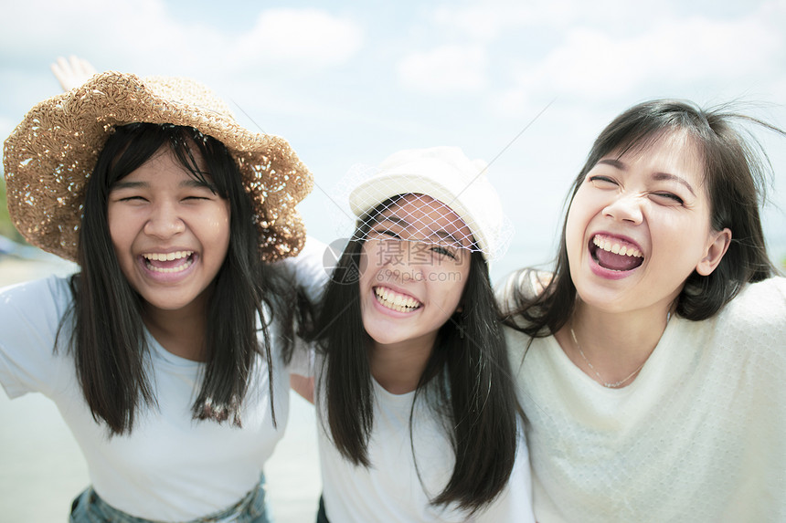 3个亚洲年轻女在海滨快乐的少年漂亮高兴愉快图片
