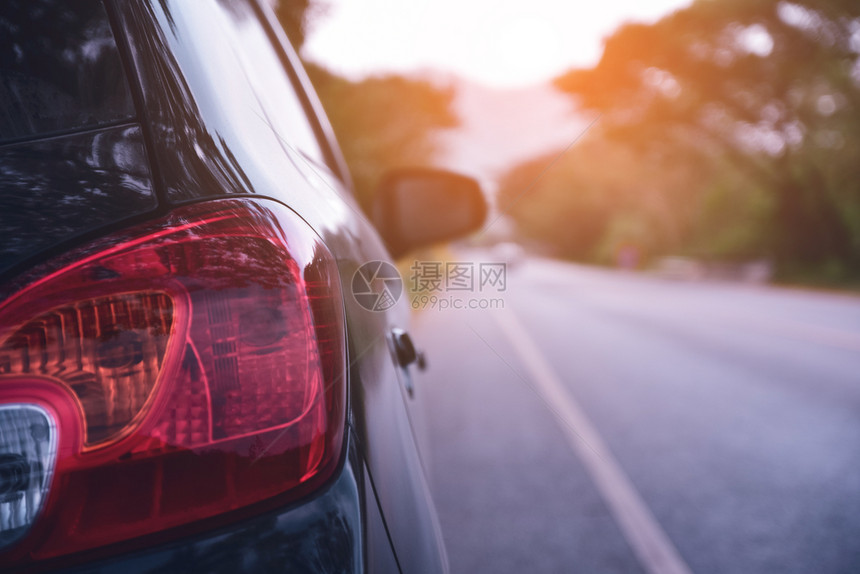 运动车停在公路上的汽车和用于每日旅行的道路上小客车座街道银图片