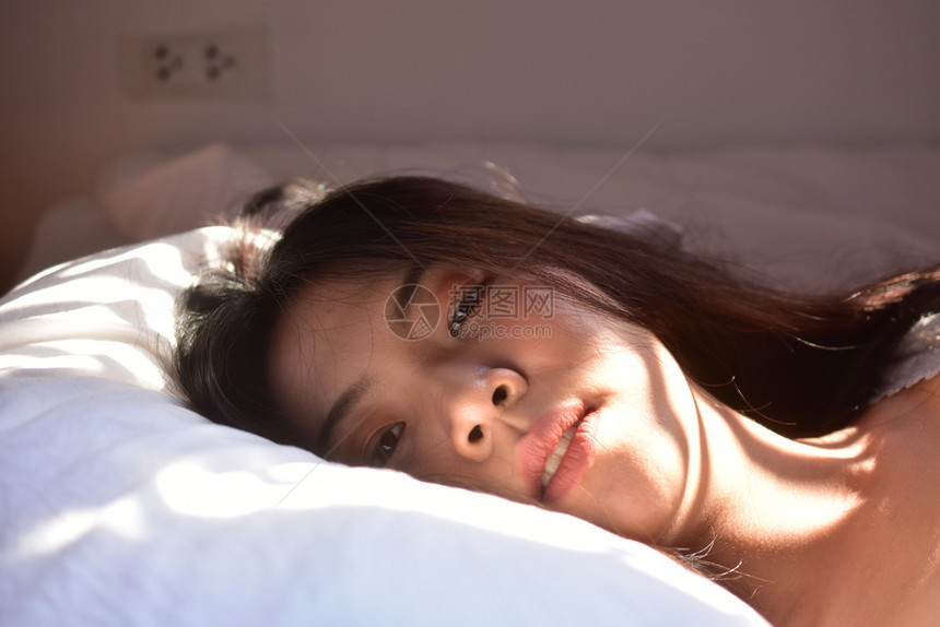 枕头妇女睡在卧室的床上女人睡在早晨图片