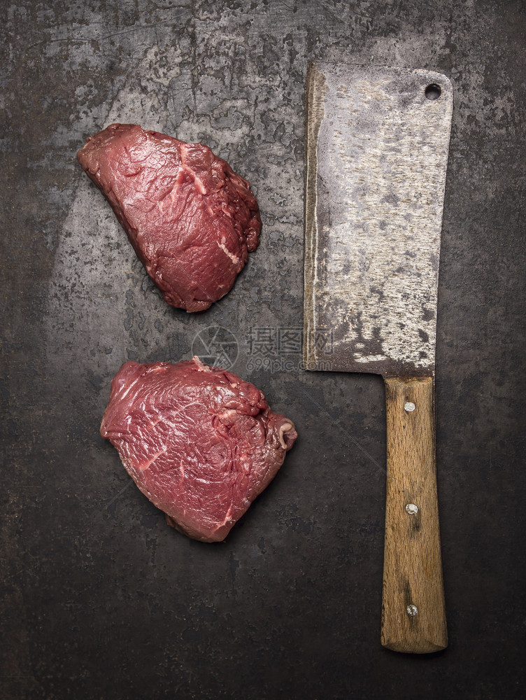 里脊肉稀有的两块新鲜生牛肉排和刀在深黑的生锈背景最美迷迭香图片