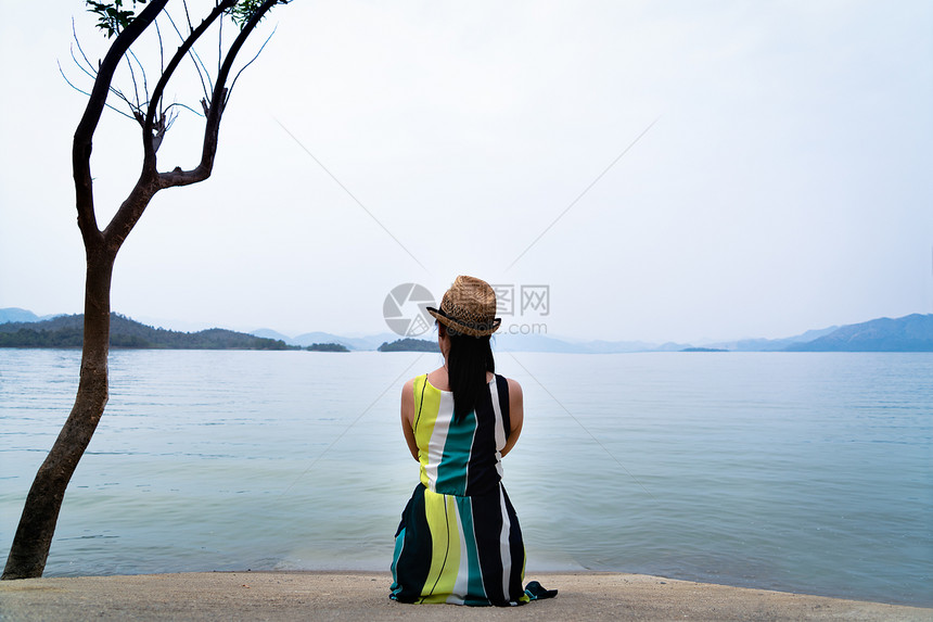 夏天浪漫具体的女旅行者喜欢看美丽的湖和山丘背景的长图片