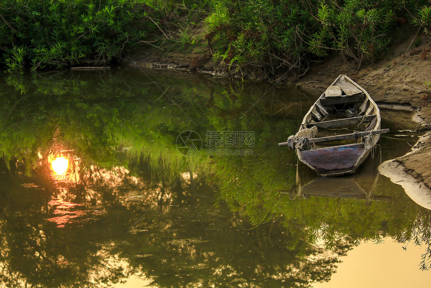 河岸上的旧木船户外美丽的反射图片