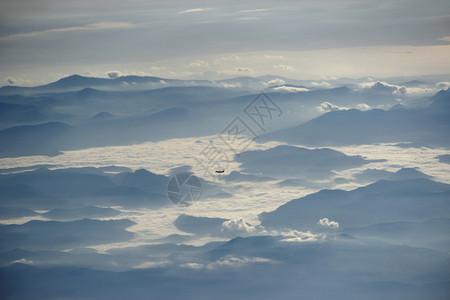 从飞机窗口到另一架飞机过云层和山上风景美观视从飞机窗到另一架越云层和山顶的天空中风景美丽如月平流层户外晚上天上高清图片素材