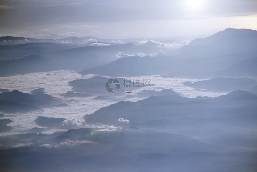 灯全景从飞机窗口到另一架飞机过云层和山上风景美观视从飞机窗到另一架越云层和山顶的天空中风景美丽如月图片