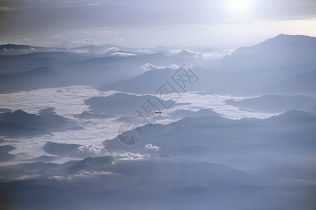 灯全景从飞机窗口到另一架飞机过云层和山上风景美观视从飞机窗到另一架越云层和山顶的天空中风景美丽如月远的高清图片素材