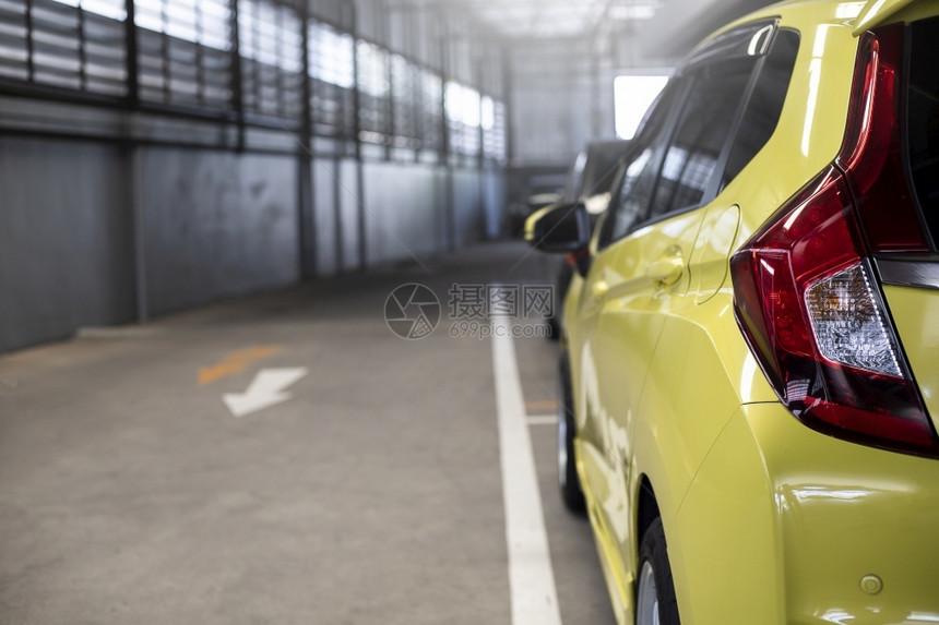 背部新的尾巴汽车或运输图象的面模糊背景黄色汽车或交通图象在服务上贴紧车辆尾灯红色图片