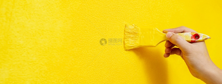 滚轴装修画家把墙壁涂成黄色和客厅的内侧一起画专业的图片