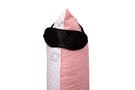 粉色晚安艺术字航班棉布寝具贴着睡面罩的枕头被隔离在白色背景的软坐垫上用于舒适的睡眠和甜蜜梦想背景