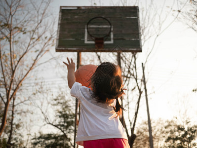 幼儿篮球关心在夏日运动场上打篮球的亚洲可爱小孩为幼儿提供健康户外运动活亚洲人女孩背景