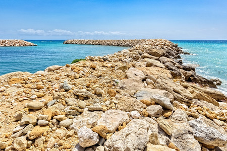 堤防岩石和头横行在希腊海中摇欲坠自然排图片