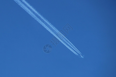 蓝天空中飞机的在清蓝天空中飞行有蒸汽轨迹晴天假期气图片