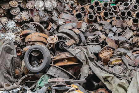 打捞垃圾废料质地可回收的废旧肮脏垃圾处理场用汽车发动机报废和在围巾院内的生锈汽车零件工业轮胎背景