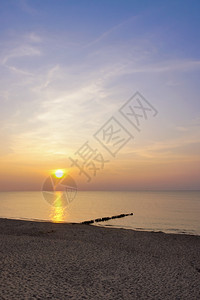 海上日落阳光下的海浪红色海浪上的日落季节天气颜色图片