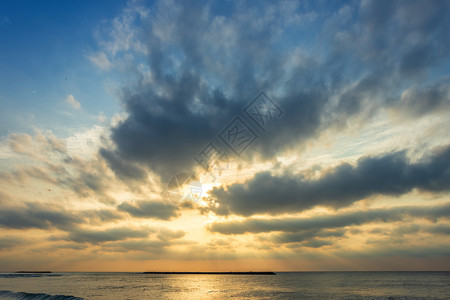 户外白云日落的蓝天背景纹理色的天空背景纹理和白云日落色的海浪图片