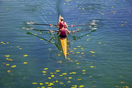 水耐力两名青年运动员在绿湖上划船队血管图片
