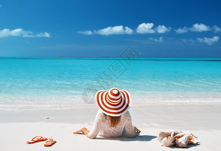 草埃克苏马在巴哈Exuma海滩上放松的少女闲暇图片
