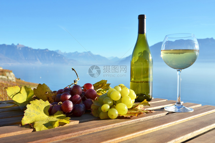 簇瑞士日内瓦湖的葡萄酒和争夺瑞士日内瓦湖餐厅村庄图片