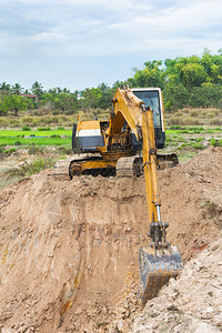 基础推土机活动黄色挖掘在施工现场进行土方程图片