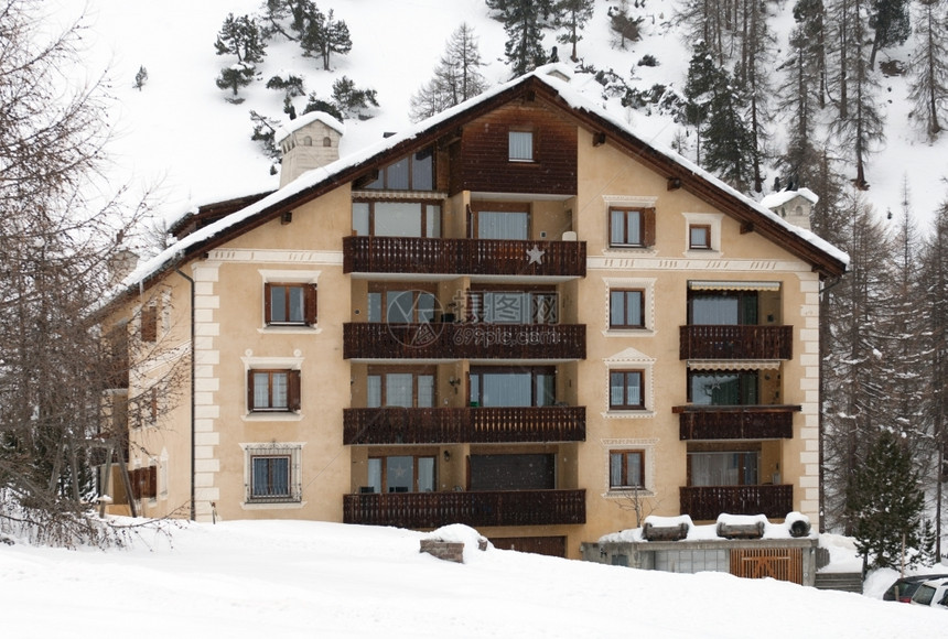 位于瑞士西部一个积雪地区的高山旅店烟囱栅栏阳台图片