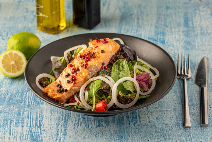 美食开胃菜木制的绿色和健康食品黑盘鲑鱼沙拉图片