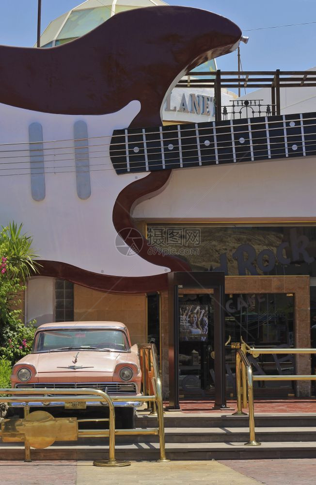 户外2013年5月日埃及沙姆伊赫哈洛克咖啡厅附近的粉红豪华轿车购物西奈图片