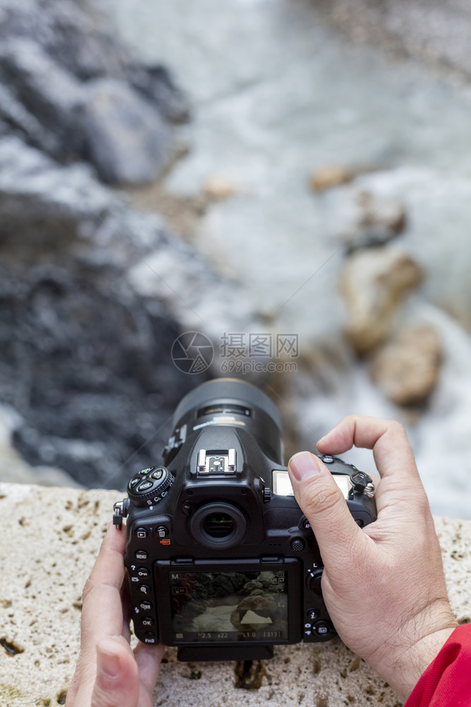 在自然界拍摄带DSLR相机的河流照片成人年轻的旅游图片