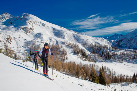 冬季滑雪登山图片