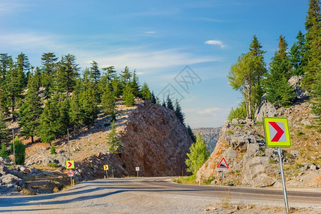 日落时土耳其山区的公路弯自然目的地爬坡道图片