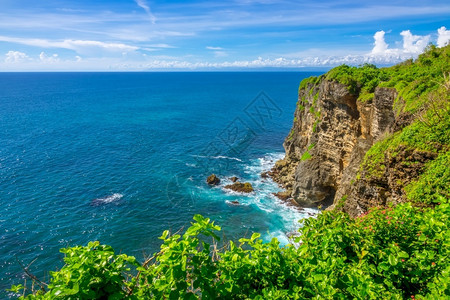 海景天堂目的地热带岛屿印度尼西亚岩礁海岸和日落图片