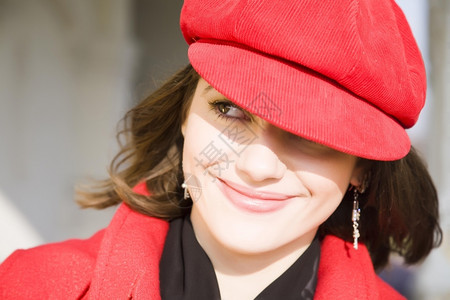 戴着红色帽子的美女图片