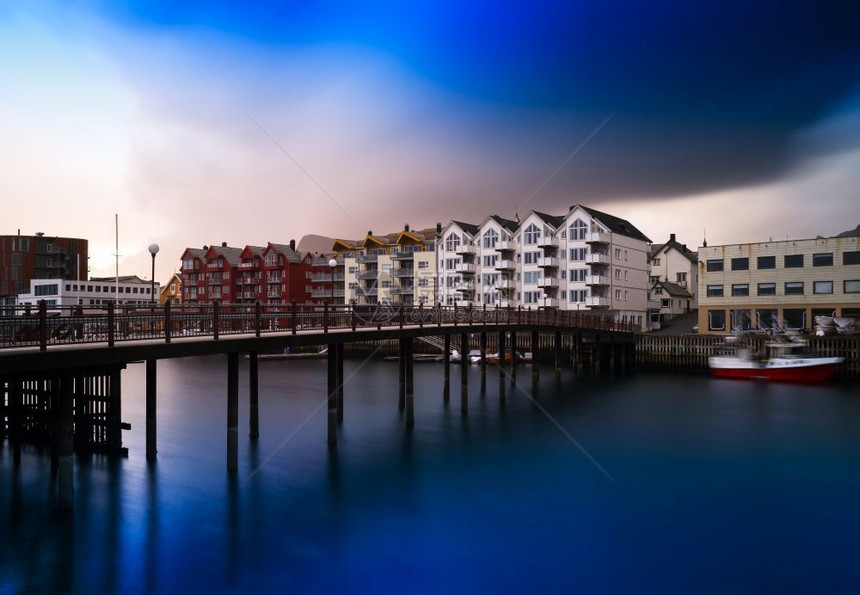 背影旅游空白的水平生动挪威小镇桥梁城市景观背水平生动的挪威小镇桥梁城市景观背图片