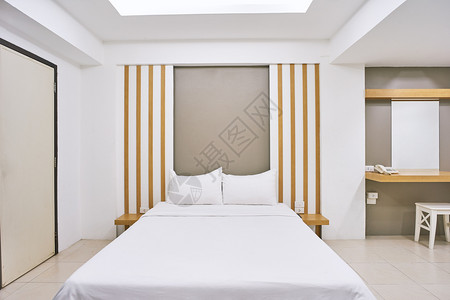 为了活的室内卧装饰最起码风格的装饰品在清洁房旅馆公寓中作模特寝具图片