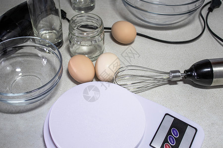 平衡豆店铺玻璃碗电子秤和来自白色背景的搅拌机器玻璃碗电子秤和来自白色背景的搅拌机器特写在秤上背景图片
