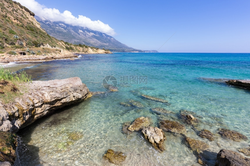 外部春天希腊有蓝色海岩石和山丘的风景海岸石头图片