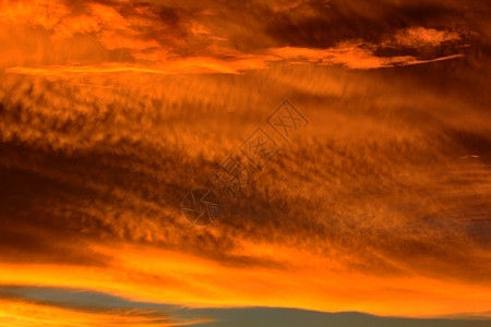 自然炽盛燃烧的云彩黄昏图片