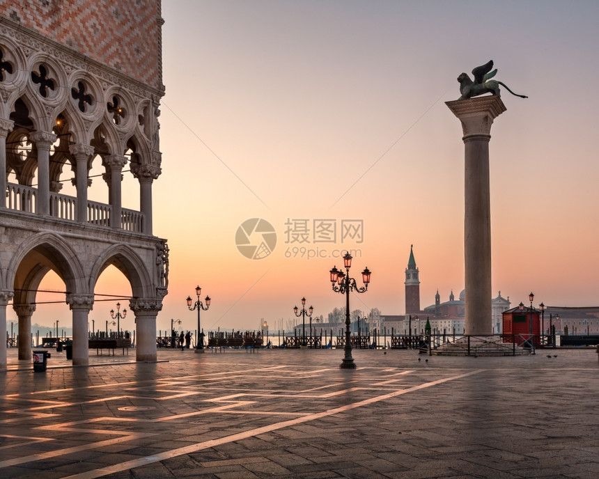 意大利威尼斯Sunrise圣马克广场上的狗宫PalazzoDucale建筑学城市海滨图片